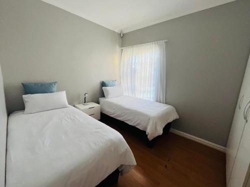 Giường trong phòng chung tại 4 Bedroom Bliss