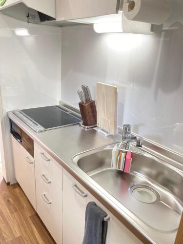 Η κουζίνα ή μικρή κουζίνα στο 出雲古民家の宿えんやはなれ