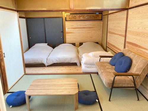 Ένα ή περισσότερα κρεβάτια σε δωμάτιο στο 出雲古民家の宿えんやはなれ