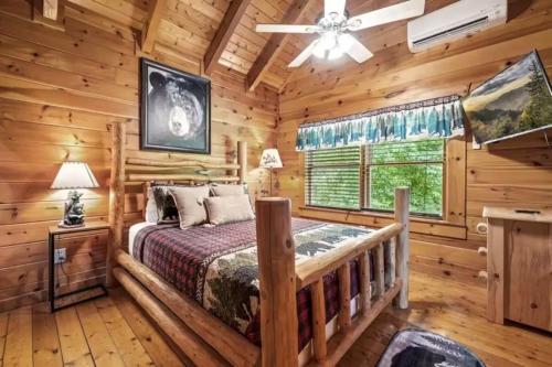 En eller flere senge i et værelse på Black Bear Bungalow by Beyond Expectations