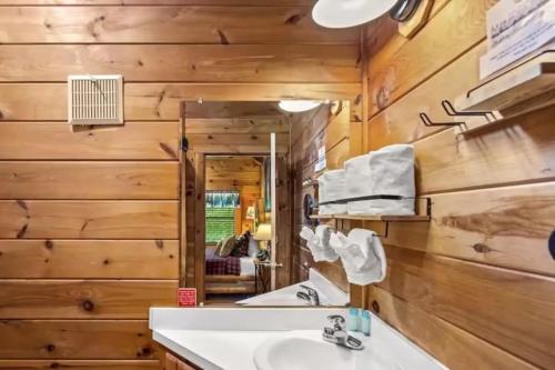 Et badeværelse på Black Bear Bungalow by Beyond Expectations