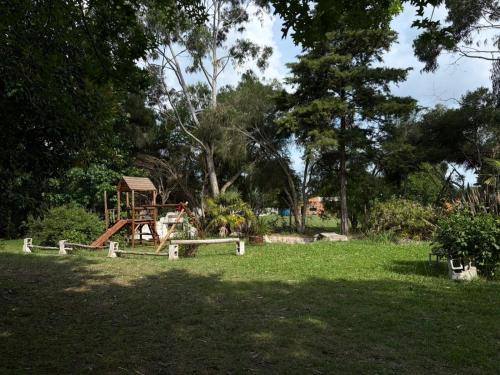 un parco con parco giochi in erba di casa quinta los teritos ad Abasto