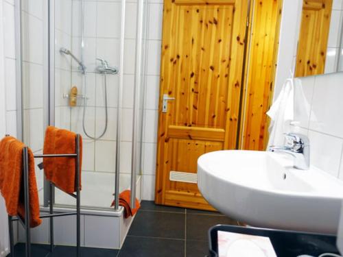 een badkamer met een witte wastafel en een douche bij Gästehaus 1A in Lindlar