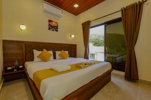 Giường trong phòng chung tại Serenova Resort by ILIF Hotels