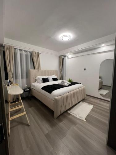 een slaapkamer met een groot bed en een badkamer bij Polaris residency in Nairobi