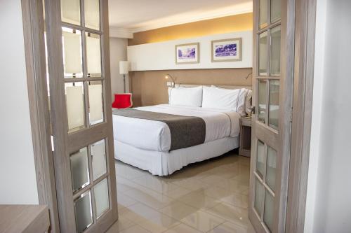 Giường trong phòng chung tại Sonesta Hotel Cali