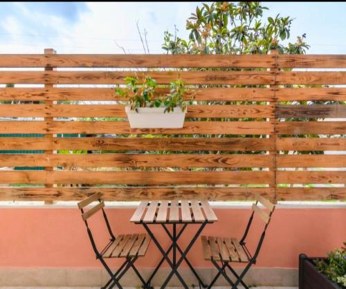 een houten muur met twee stoelen en een tafel bij Villa Giavitto in Fiumicino
