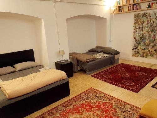 een woonkamer met een bed en een bank bij Appartamento Teatro Duse in Bergamo