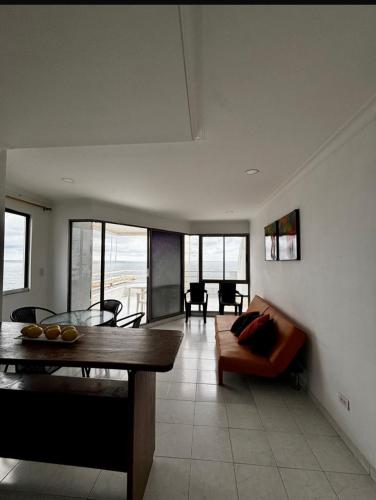a living room with a couch and a table at Paraíso en Bocagrande Apartaestudio in Estación El Salto
