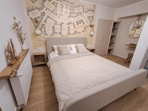 a bedroom with a large white bed in a room at Pokoje Za Kinem in Duszniki Zdrój