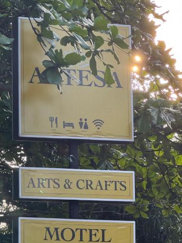 a street sign forarts and crritts and a motel at Artesa 