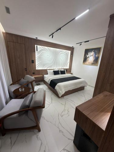 ein Schlafzimmer mit einem Bett, einer Couch und einem Tisch in der Unterkunft Alma chalets in Aş Şarīḩ