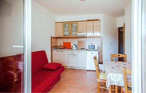 Nhà bếp/bếp nhỏ tại 1 Bedroom Lovely Apartment In Lopar