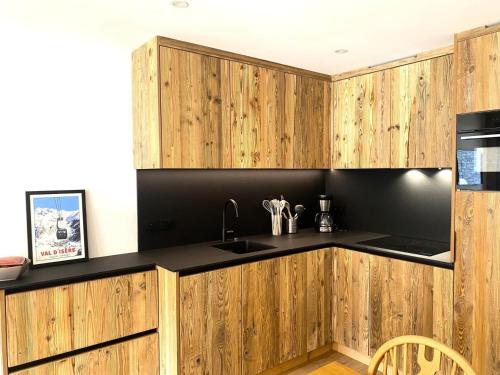 Résidence Les Jardins De Val - Superbe appartement 4 personnes entièrement rénové, avec deux salles de bain, situé à 350m du centre et 450m des pistes. MAE-4494