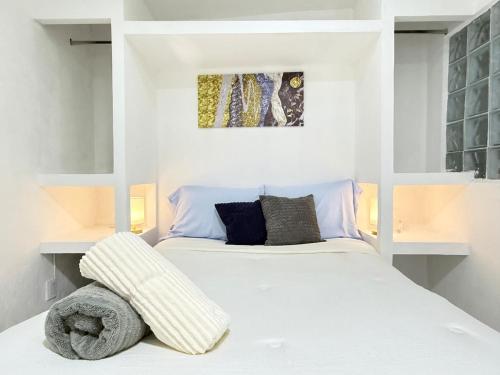 a white bed in a white room with at Depto planta baja Cuautitlán izcalli in Cuautitlán Izcalli