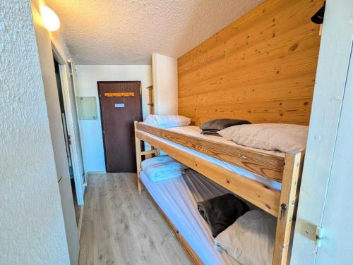 En eller flere senge i et værelse på Résidence Chalmettes - Appartement sur les pistes des ski avec parking MAE-1524