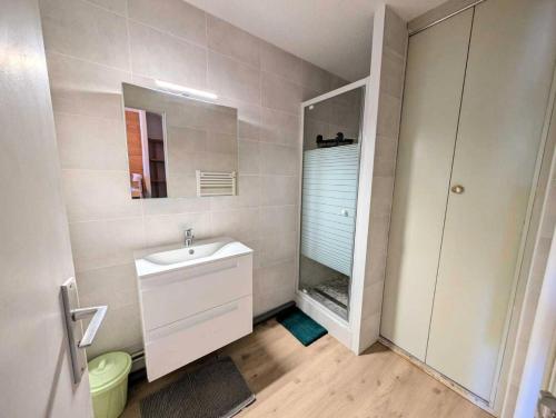 Et badeværelse på Résidence Chalmettes - Appartement sur les pistes des ski avec parking MAE-1524