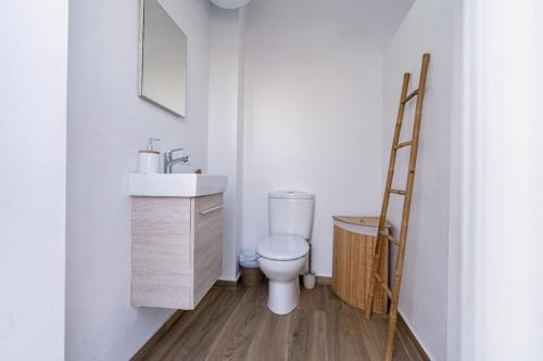 een badkamer met een wit toilet en een wastafel bij Villa 68 by Villamya in Olvera