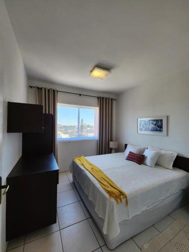 Postel nebo postele na pokoji v ubytování MARESIAS306, AP SIMPÁTICO E ACOLHEDOR, LOCALIZAÇÃO PRIVILEGIADA na PRAIA DO CASSINO