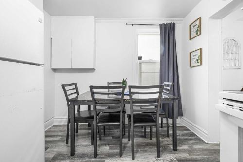 a dining room table and chairs in a kitchen at Urban 3BR Getaway Walk to ByWard Market- UOttawa in Ottawa