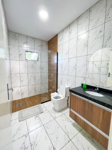 a bathroom with a toilet and a sink at A estrenar departamento en la mejor playa in Encarnación