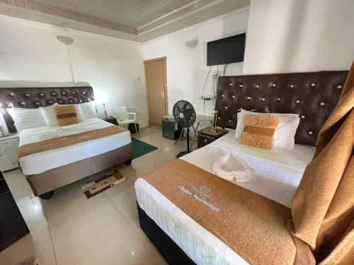 ein Hotelzimmer mit zwei Betten und einem großen in der Unterkunft Ngami Gates Boutiqúe Guesthouse in Maun