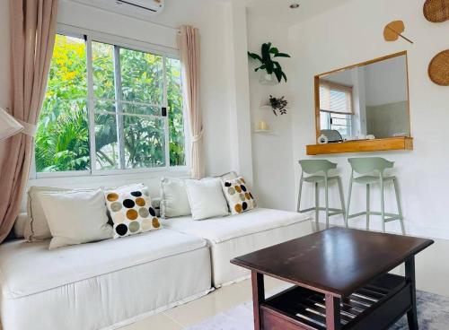 Et opholdsområde på Cozy Villa in the Tropical Garden