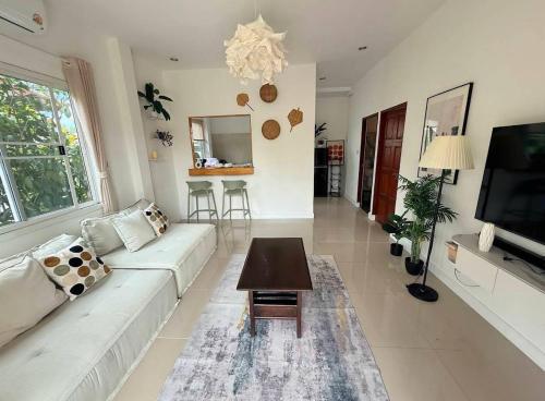 Et tv og/eller underholdning på Cozy Villa in the Tropical Garden