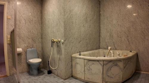 een badkamer met een bad en een toilet bij Arctic Luxe Retreat in Rovaniemi