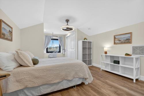 een witte slaapkamer met een bed en een raam bij Mountain View • Fire Pit + Hammock • Loft & Office in Humboldt