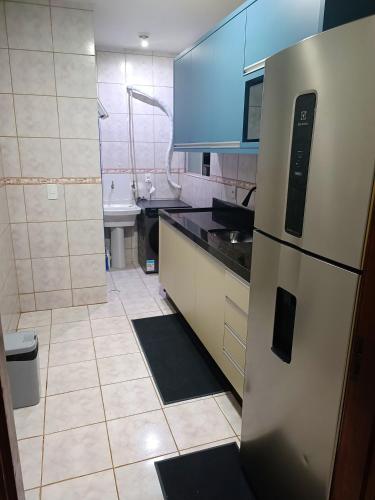 a kitchen with a refrigerator and a sink at Quarto no centro de Foz do Iguaçu in Foz do Iguaçu