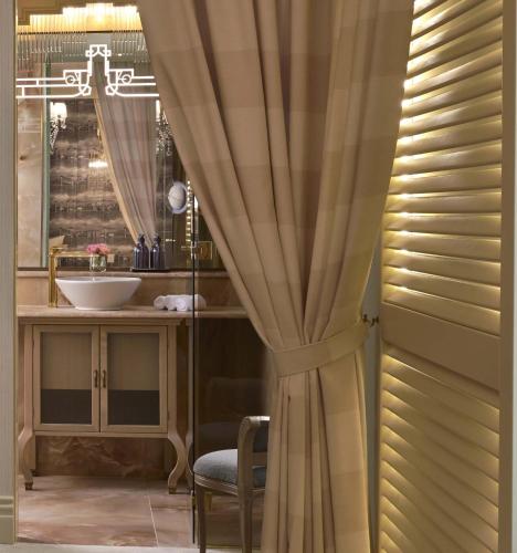 a bathroom with a sink and a mirror at Nuvole Garden Hotel in Brunate