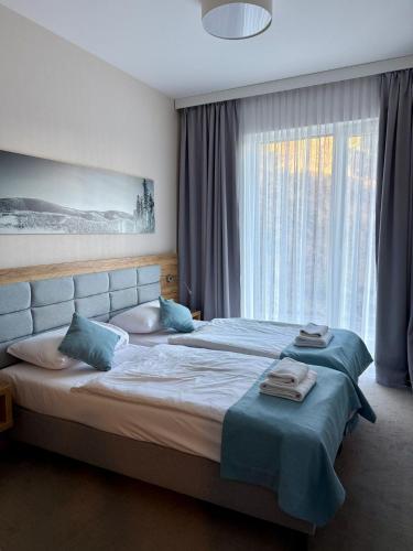 En eller flere senge i et værelse på Aparthotel Apartamenty Czarna Góra 0101