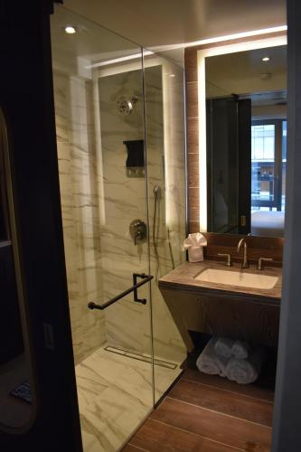 Ένα μπάνιο στο The Livingston, part of JdV by Hyatt