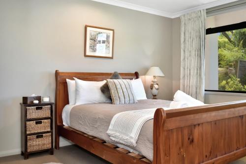 En eller flere senge i et værelse på Parnwell Villa Apartment - The Tropical Oasis