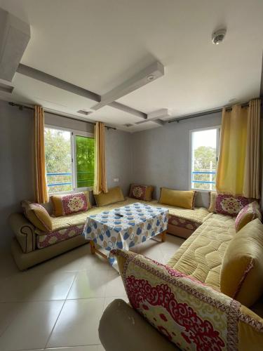 un soggiorno con un divano e un tavolo di AfricaCup's hostel a Tamraght Ouzdar