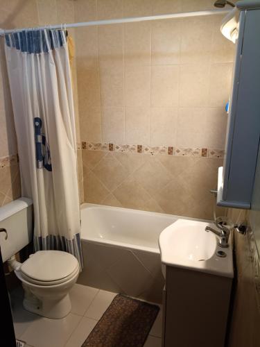 Et badeværelse på Hospedaje 73 M