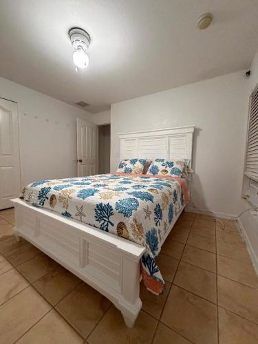 Postel nebo postele na pokoji v ubytování Serene 1-bedroom apartment with AC in Lehigh Acres, Florida