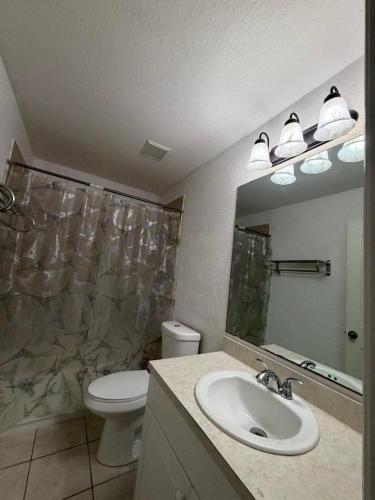 Koupelna v ubytování Serene 1-bedroom apartment with AC in Lehigh Acres, Florida