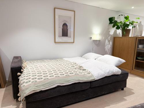 een bed in een slaapkamer met een foto aan de muur bij Soft Stay Apartment in Bergen