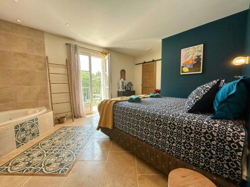 ein Schlafzimmer mit einem Bett und einer Badewanne in der Unterkunft Modern Provençal Villa At The Forest's Edge in Le Tignet
