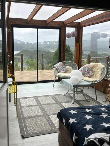 ein Wohnzimmer mit Bergblick in der Unterkunft Modern Cabin With Panoramic Views In Aukland in Høyvik