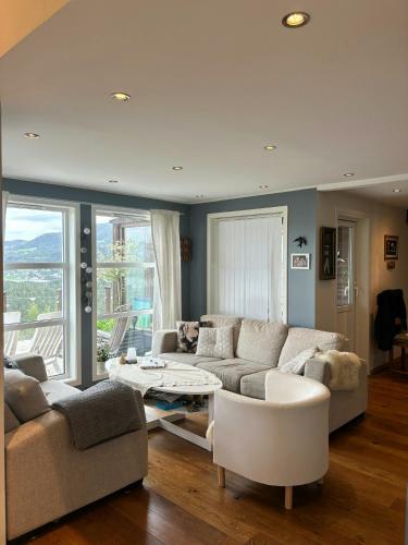 ein Wohnzimmer mit Sofa und Tisch in der Unterkunft Modern Cabin With Panoramic Views In Aukland in Høyvik