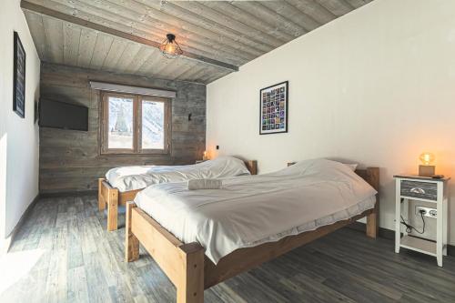 Postel nebo postele na pokoji v ubytování Chalet Du Gariot - Chalet Gariot : authentique et chaleureux MAE-7933