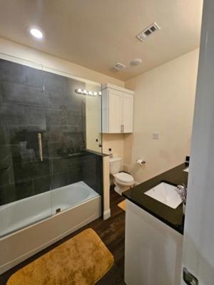 ein Badezimmer mit Badewanne, Toilette und Waschbecken in der Unterkunft Downtown Access • Fenced Yard • Sleeps 10 in McKinney