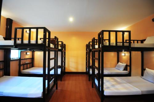 eine Gruppe von Etagenbetten in einem Zimmer in der Unterkunft Twin Palms Hostel Phi Phi in Ko Phi Phi