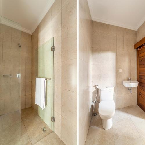 a bathroom with a toilet and a shower and a sink at Villa Pantina Bali in Uluwatu