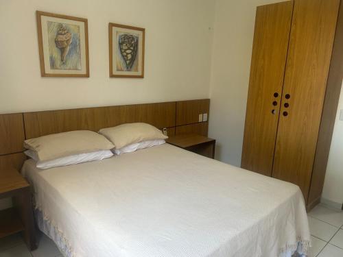 En eller flere senge i et værelse på Apartamento-flat no Porto das Dunas