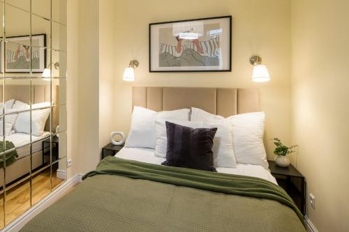 Discover Krakow Apartments - 8 Rakowicka St - Stylish Balcony Apartment with Netflix