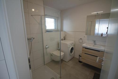 un bagno con wc, lavandino e doccia di BodenseeLicht Studio Tettnang a Tettnang